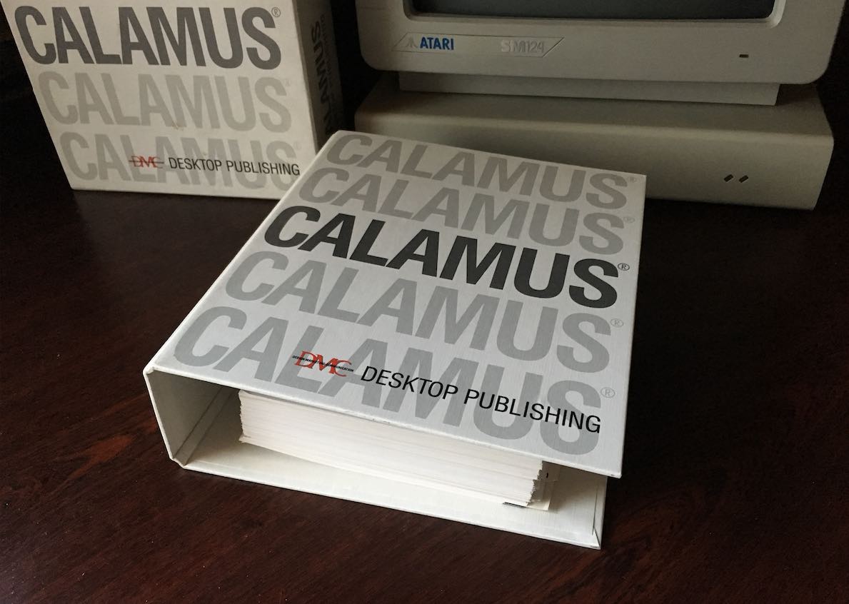 Zdjęcie przedstawiające instrukcję i pudełko programu Calamus na tle Atari ST.