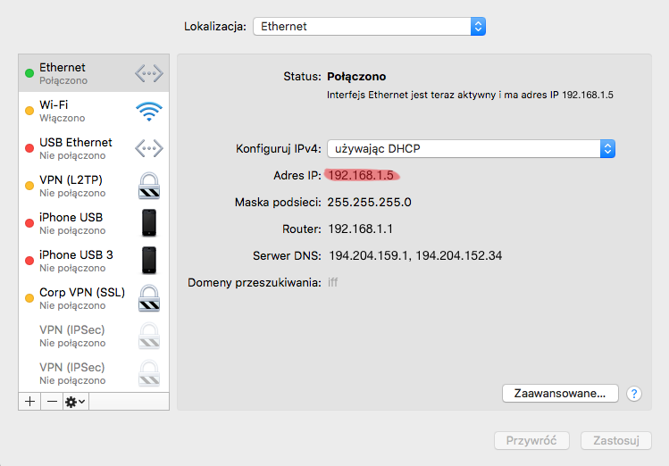 Zrzut ekranu: okno preferencji sieci w systemie macOS. Na zrzucie zaznaczony jest adres IP Maca.